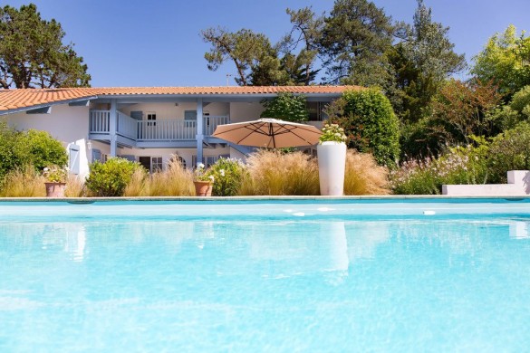 piscine-chambre-hote-etchebri-pays-basque